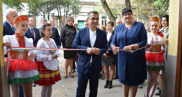 Átadták a magyar kormánytámogatással felújított Tanítók Házát Beregszászban