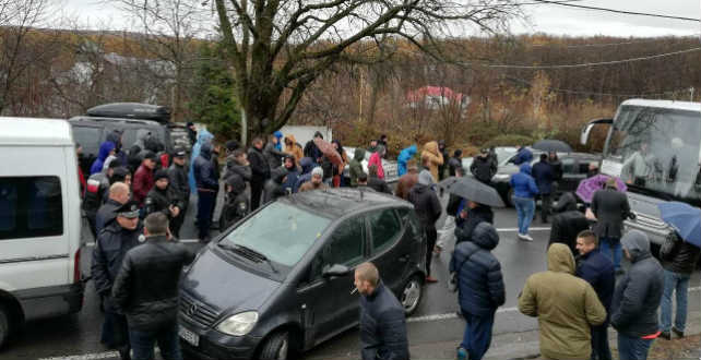 Két határátkelőt továbbra is lezárva tartanak Szlovákia felé az autós tüntetők Kárpátalján