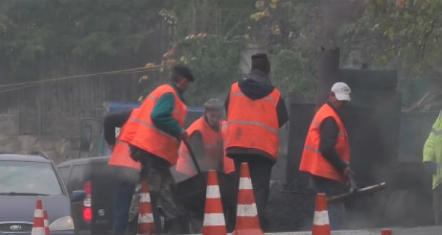 Megint a régi „bevált” módszerrel aszfaltoztak Ungváron