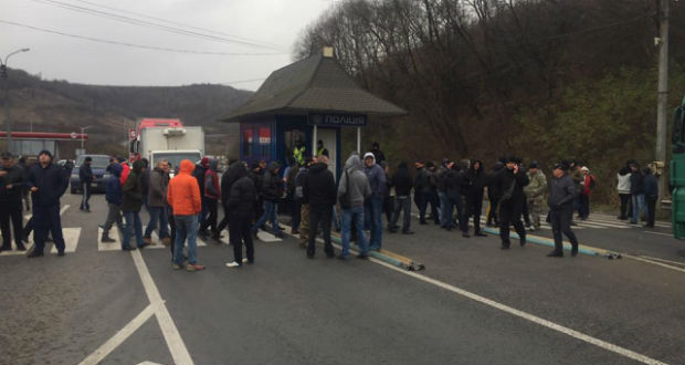 Útelzárásokkal tiltakoznak a magas benzinárak és közműdíjak ellen Kárpátalján