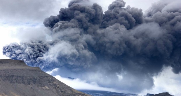 Hamufelhőket lövell az Anak Krakatau vulkán Indonéziában