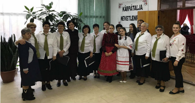 Nevetlenfalu él és élni akar