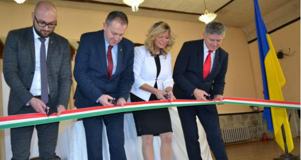 Koncertzongorával gazdagodott az ungvári zeneművészeti szakközépiskola