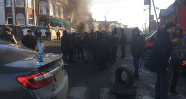 Tovább folytatódik a tüntetés a Técsői járásban