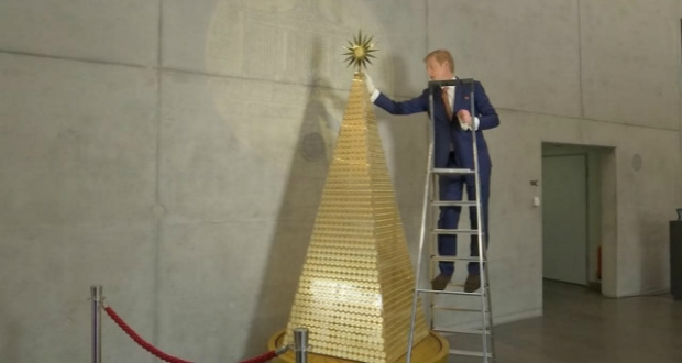 Európa legdrágább, 2,3 millió eurós karácsonyfáját állították fel Münchenben