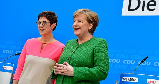 Annegret Kramp-Karrenbauer lett Merkel utódja