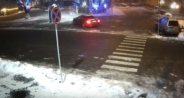 A központi fenyő körül driftelt egy Mercedes Nagyszőlősön