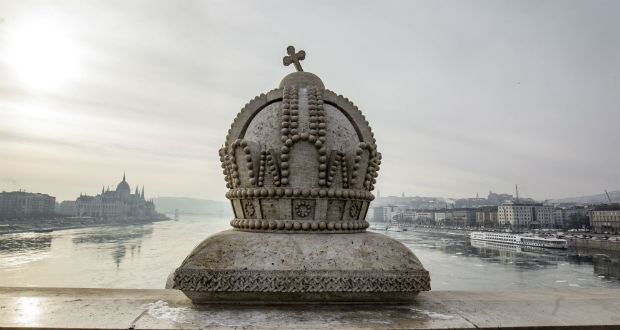 Letörték a kereszteket a Margit híd koronáiról