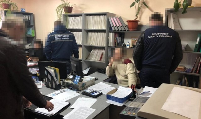Kenőpénz átvételén érték az Ökörmezői Foglalkoztatási Központ vezetőjét