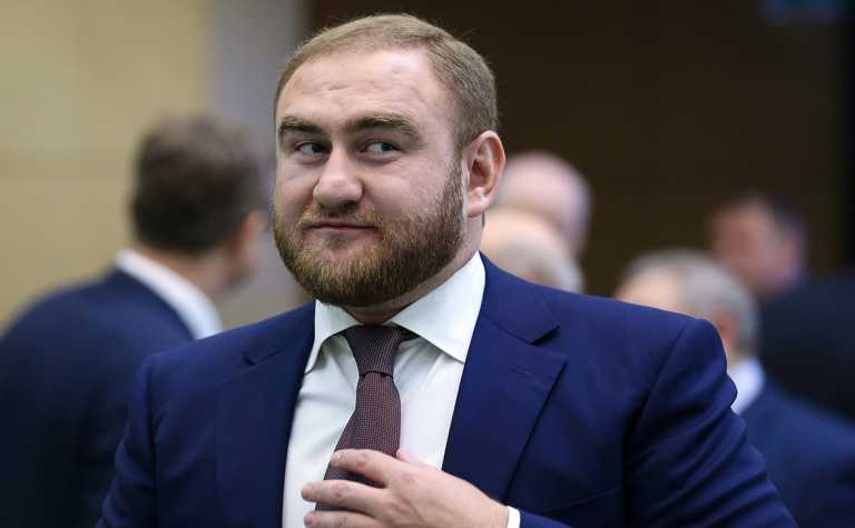 Az ülésteremben vettek őrizetbe egy orosz szenátort Moszkvában