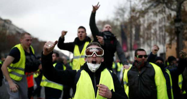 A francia sárgamellényesek tizedszer is utcára vonultak a megkezdett nemzeti vita ellenére