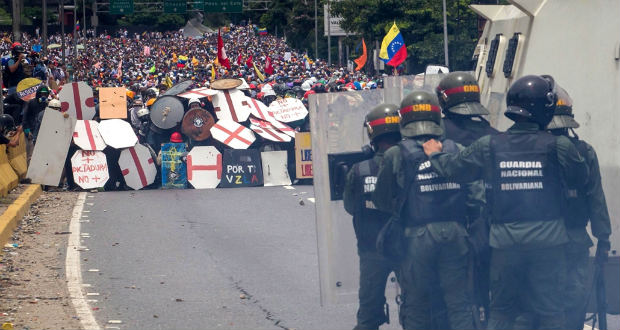 Több tucat halottja van az egy hete tartó venezuelai tüntetéseknek