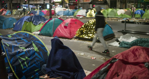 Ismét egyre több a migráns Párizs utcáin
