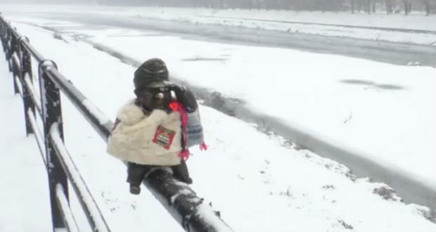 Meleg ünnepi öltözetet kapott néhány miniszobor Ungváron