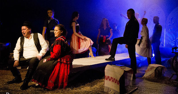 У Берегові презентували сучасне театралізоване дійство – поєднання показу мод та драматичної вистави