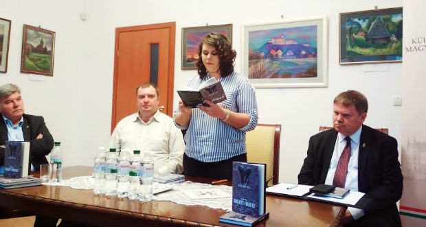 Rózsák a halott földben – Beregszászban debütált Shrek Tímea első kötete