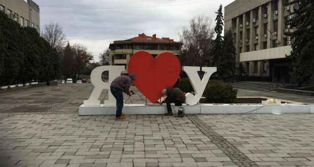 Eltávolították az Ungvár feliratú installációt a megyeközpontból