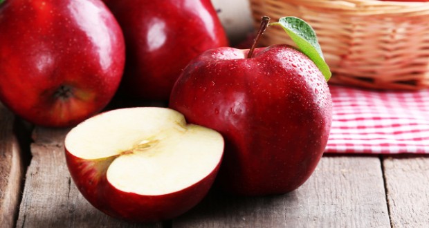 Egészségesebb a héjával együtt fogyasztani az almát