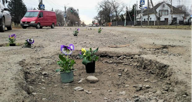 Virágzó kátyúkkal várják Porosenkót Nagyszőlősön
