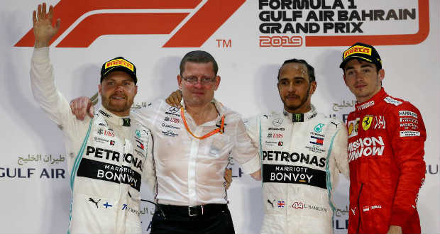 Hamilton nyerte a Forma-1-es Bahreini Nagydíjat