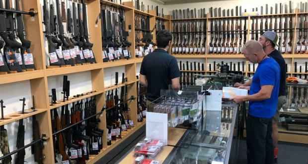 Betilt minden katonai jellegű fegyvert az új-zélandi kormány