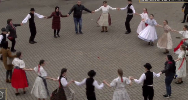 Kárpátalja ma: március 15-i flashmob Beregszász főterén