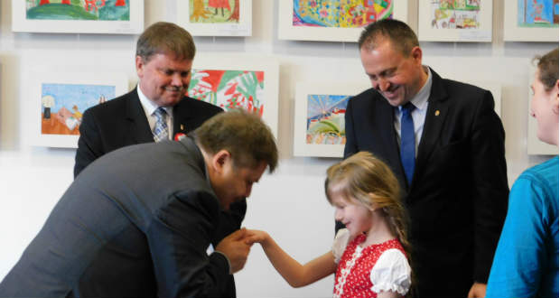 Díjazták az ünnepi rajz-és esszépályázat kárpátaljai nyerteseit