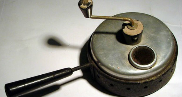 Régi tárgyak: tekerős kávépörkölő