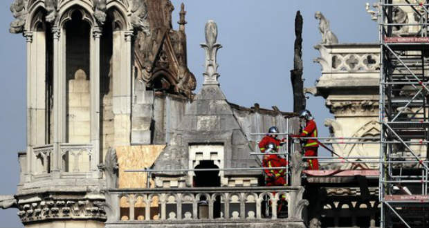 Megkezdődött a Notre-Dame leégett tetejének befedése