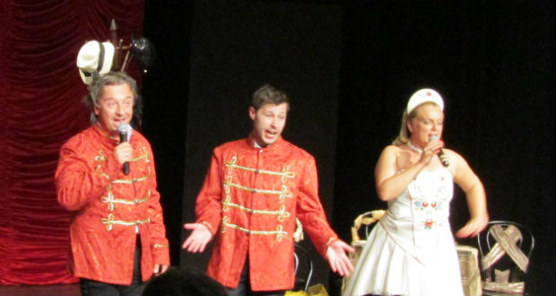 Újjászületett a pesti kabaré Beregszászban