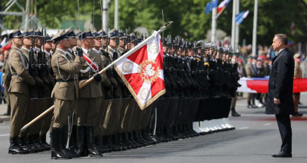 Katonai parádéval ünnepelték Varsóban a lengyel alkotmány napját