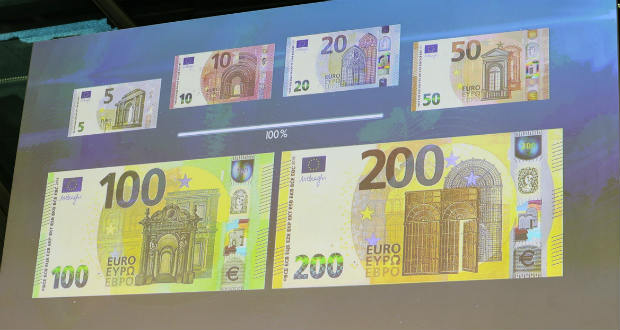 Forgalomba kerültek az új 100 és 200 eurós bankjegyek