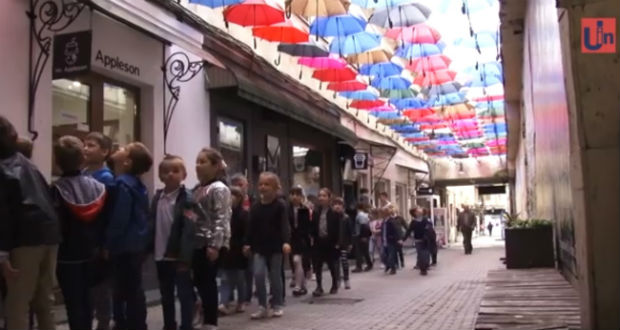 Kárpátalja ma: esernyőkkel díszített sétány Ungváron