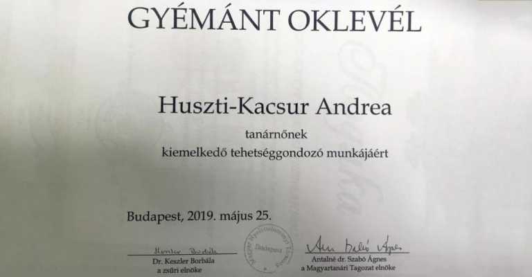 Kitüntetésben részesült Huszti-Kacsur Andrea magyartanár