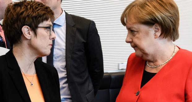 Választási vereségek esetén Merkelnek vagy Kramp-Karrenbauernek távoznia kell