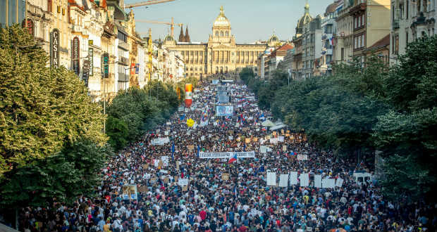 Több mint százezren követelték Andrej Babis lemondását Prágában