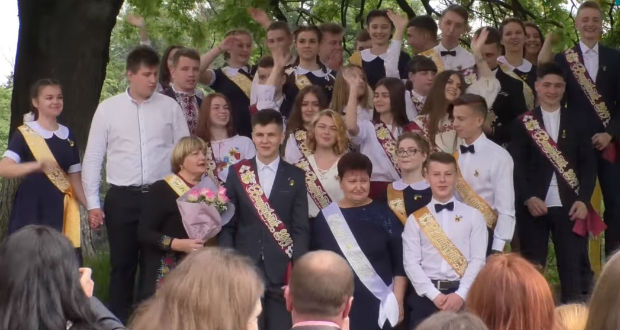 Ungvár iskoláiban faültetéssel ünnepelték az utolsó csengőt