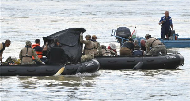 Felszínre hoztak egy holttestet a Dunából