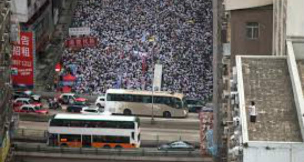 Tömegek tiltakoznak Hongkongban a kínai kiadatási egyezmény ellen