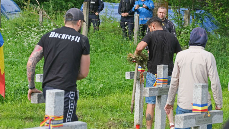 Rongálás miatt vizsgálódik a rendőrség az úzvölgyi katonatemetőben történt incidens kapcsán