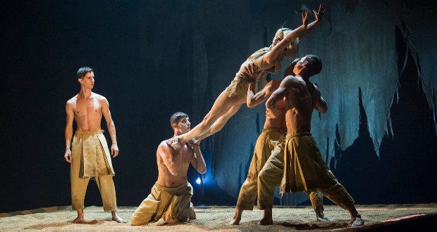 Ukrán artisták a Recirquel My Land című előadásában