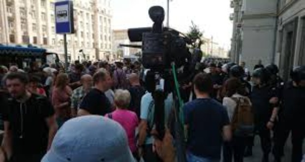 Félezer embert állított elő a moszkvai rendőrség az ellenzék engedély nélküli tüntetéséről