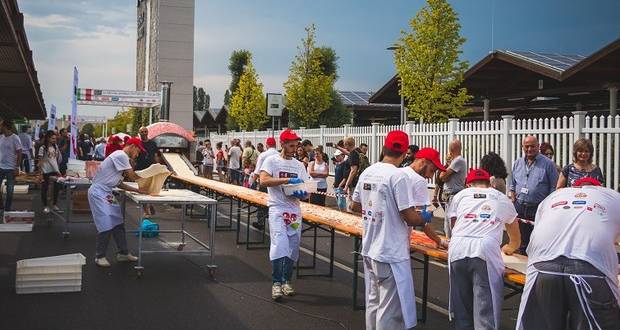 Fél tonna lisztből készült az új Guinness-rekorder pizza