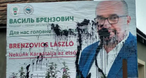 Megrongálták Brenzovics László választási plakátjait