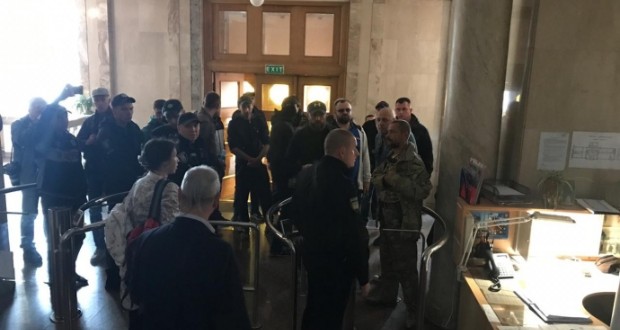 Porosenko hívei behatoltak az ukrán Állami Nyomozó Iroda épületébe