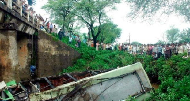 Sokan életüket vesztették egy indiai buszbalesetben