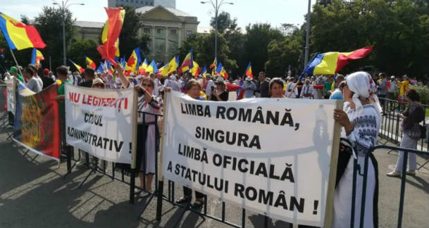 A magyar nyelvi jogok ellen tüntettek székelyföldi román szervezetek Bukarestben