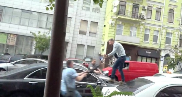 Verekedés tört ki Porosenko távozásakor az ukrán Állami Nyomozó Irodából