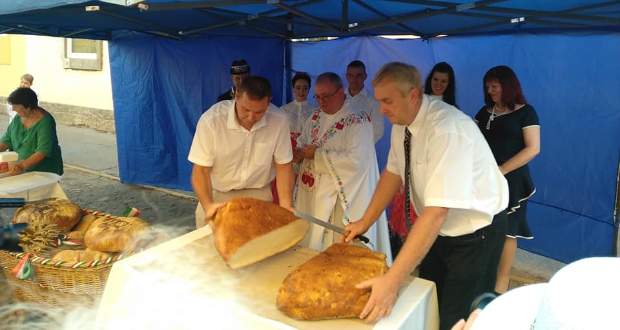 Kenyéráldás Szent István napján Beregszászban