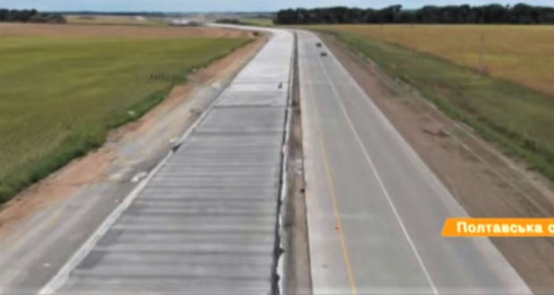 Betonlapokból építenek utakat Ukrajnában